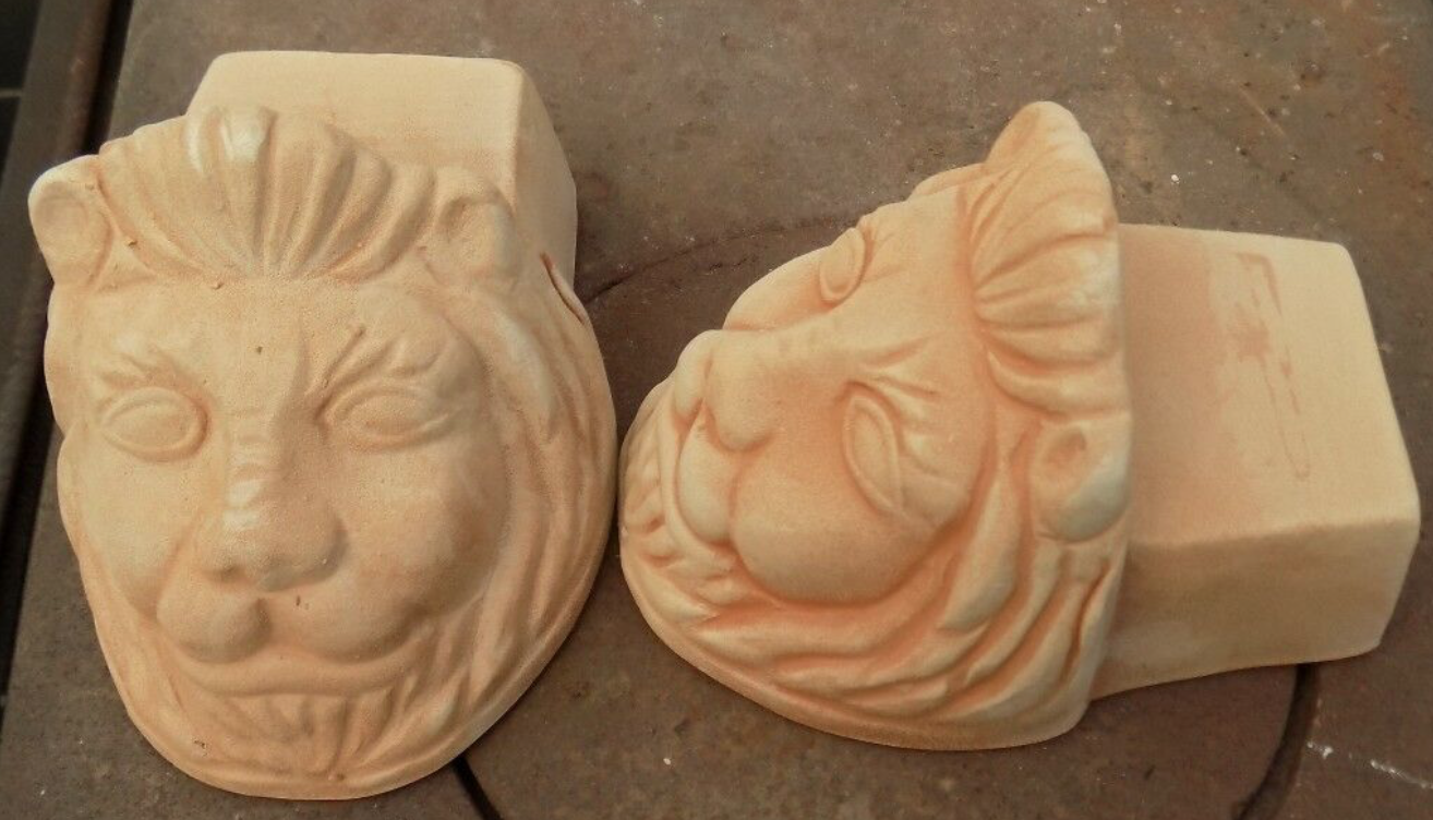 Piedini in terracotta per vasi testa di leone cm. 18